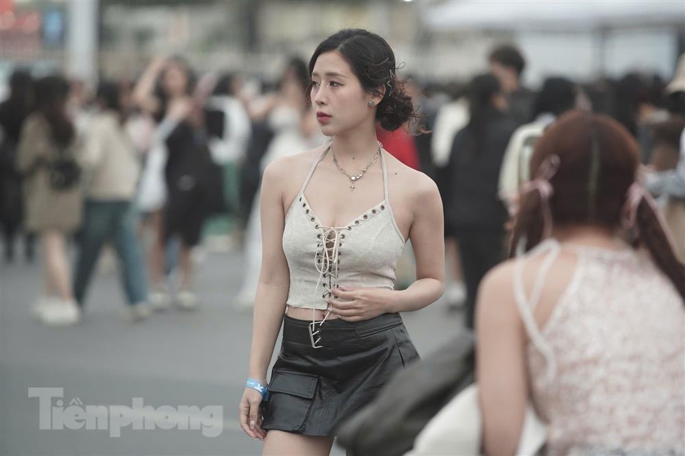 Mặc áo hở vai, váy ngắn đi xem show Trấn Thành và 30 anh trai-7