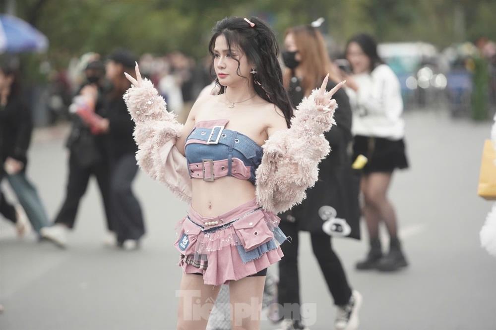 Mặc áo hở vai, váy ngắn đi xem show Trấn Thành và 30 anh trai-8