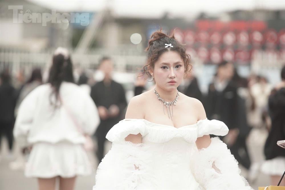 Mặc áo hở vai, váy ngắn đi xem show Trấn Thành và 30 anh trai-9