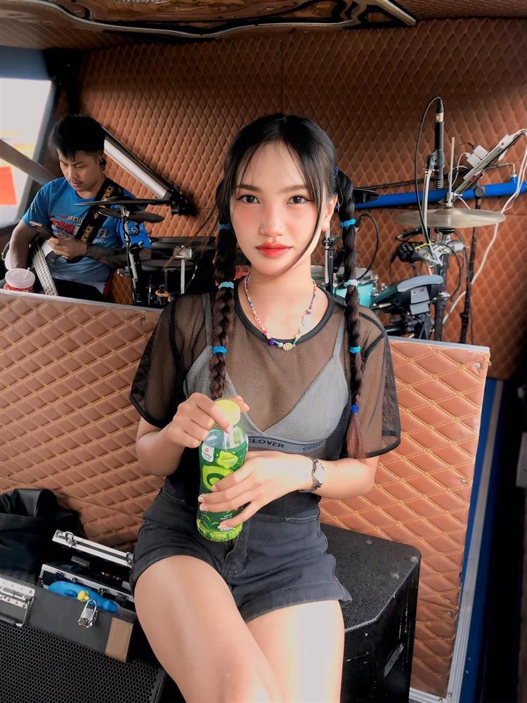 Nữ ca sĩ 20 tuổi qua đời sau khi đi massage cổ-2