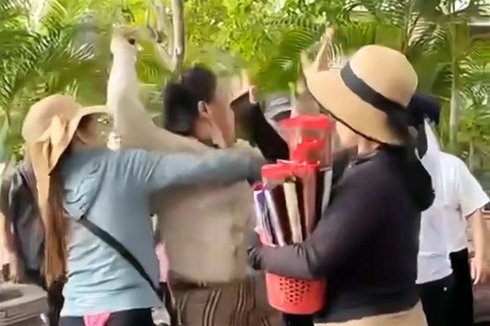 Nhóm người bán hàng rong xô xát du khách nước ngoài ở Nha Trang-1