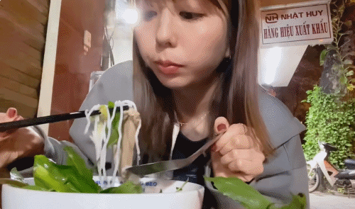 Khách Nhật thử 1 món ngon ở vỉa hè Hà Nội, khen hồi phục sức khỏe thần kỳ-5