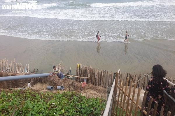 Sóng công phá loạt bờ biển ở Quảng Nam, dân nơm nớp lo sợ-7