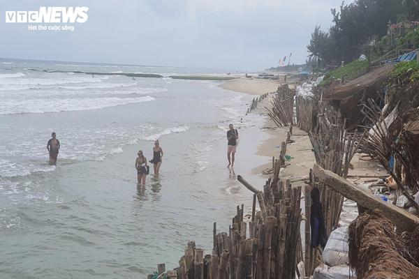 Sóng công phá loạt bờ biển ở Quảng Nam, dân nơm nớp lo sợ-8
