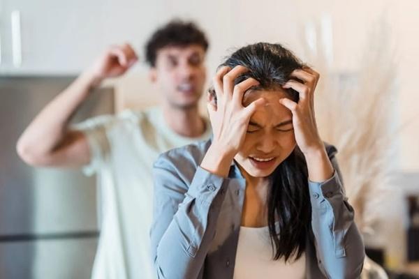 Đang tận hưởng cuộc sống hạnh phúc, bỗng dưng mẹ chồng đến chơi rồi bắt phải bán nhà-2