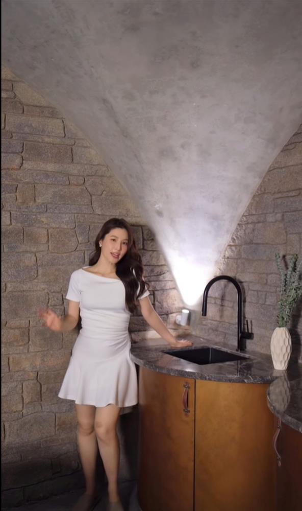 Cơ ngơi triệu đô của sao Việt: Bên trong căn biệt thự mẹ chồng tặng Diễm My 9X-8