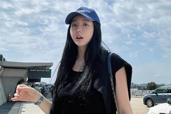 Nữ ca sĩ trẻ bị trường đại học thu hồi cả bằng thạc sĩ và tiến sĩ vì đạo luận văn