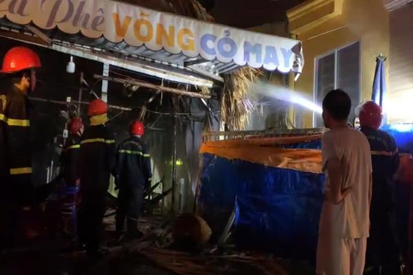 Hàng xóm đập cửa đánh thức người đàn ông thoát khỏi quán cà phê cháy lớn-1