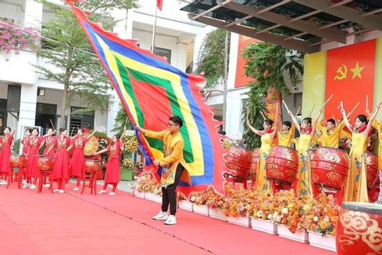 Con tôi phải 'trả giá' khi mẹ góp ý với ban phụ huynh chuyện chi tiền