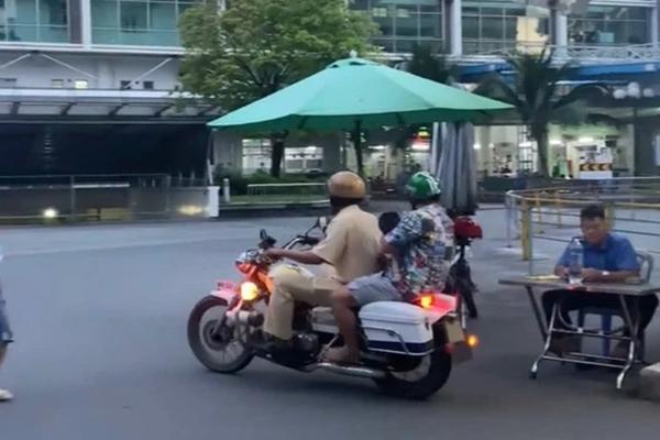 CLIP: CSGT dùng xe đặc chủng, mở còi hụ chở hai cha con đi cấp cứu-1