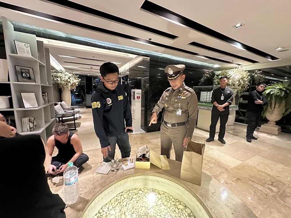 Bắt giữ diễn viên, bác sĩ, giáo sư thác loạn trong khách sạn cao cấp-3