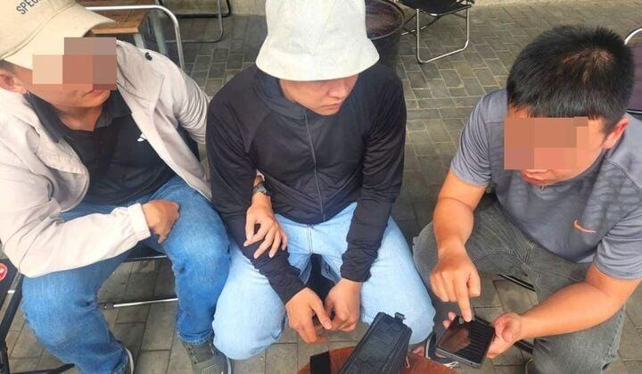 Bắt nhóm giả cảnh sát hình sự, trùm đầu tài xế ô tô Grab để cướp-1