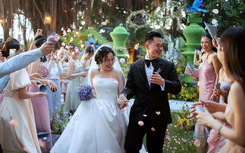 Khoảnh khắc gây xúc động mạnh trong đám cưới của ca sĩ Thái Trinh-1