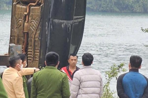 Thi thể nam giới trong ô tô dưới hồ thủy điện Hòa Bình là cán bộ ngân hàng-2