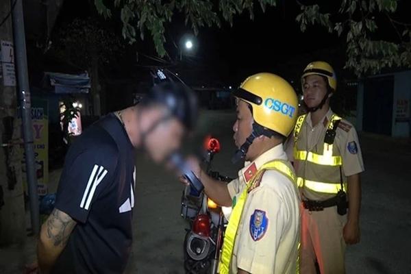 Cảnh nhan nhản người đi xe máy vượt đèn đỏ, gây rối loạn ngã tư ở Hà Nội-13