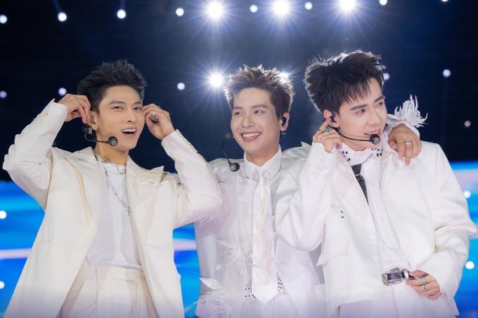 Từ sạn ở concert 3, Anh trai say hi có rút kinh nghiệm ở đêm diễn 4?-2