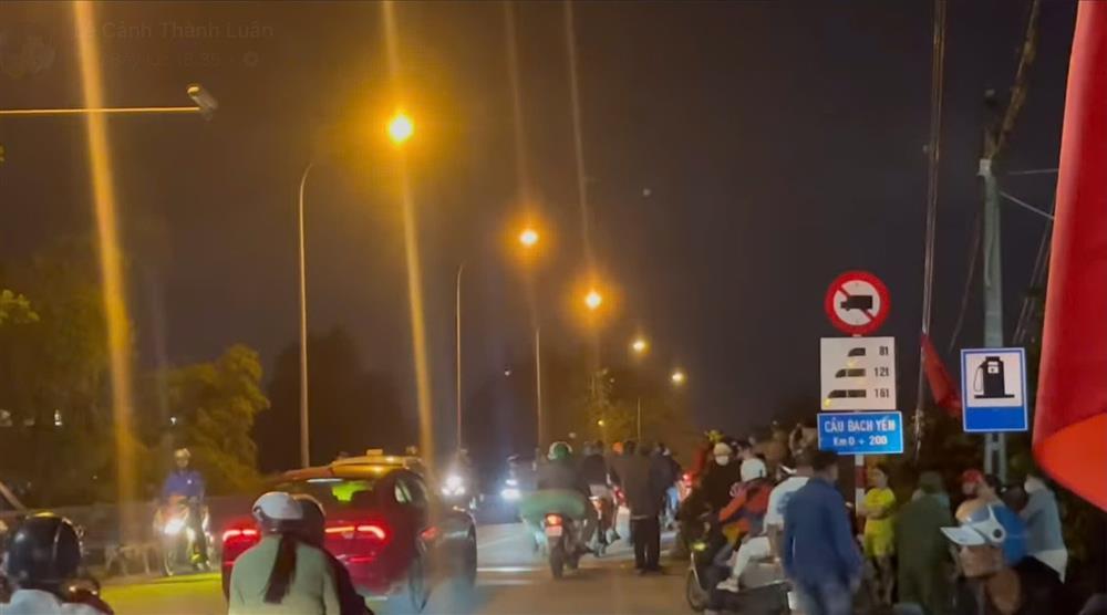 Sự thật vụ nam thanh niên bỏ lại đôi dép màu đỏ rồi nhảy cầu tự tử-2