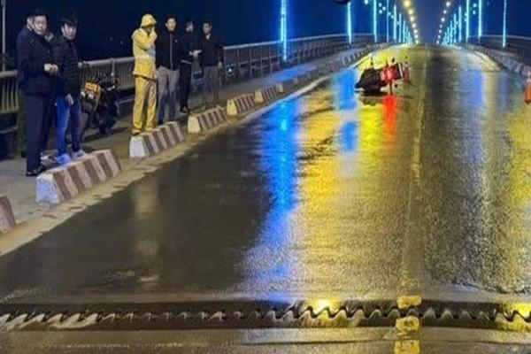 Đâm xe máy vào dải phân cách ở Hoà Bình, hai người Hàn Quốc thương vong-1