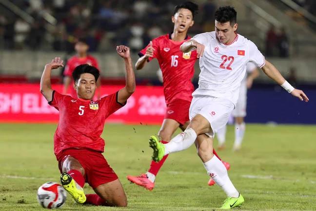 Nguyễn Xuân Son ngơ ngác vì sự cố sau trận Việt Nam vs Lào-2