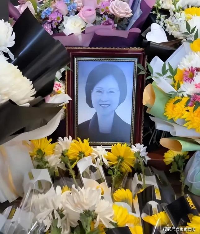 Dòng người đội mưa đến lễ tang nhà văn Quỳnh Dao-1