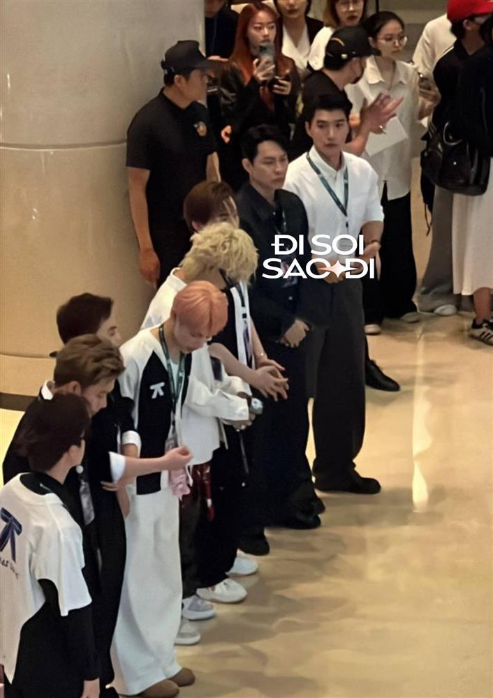 HIEUTHUHAI có 1 hành động cứu nguy khi Negav đứng sững trên sân khấu-2