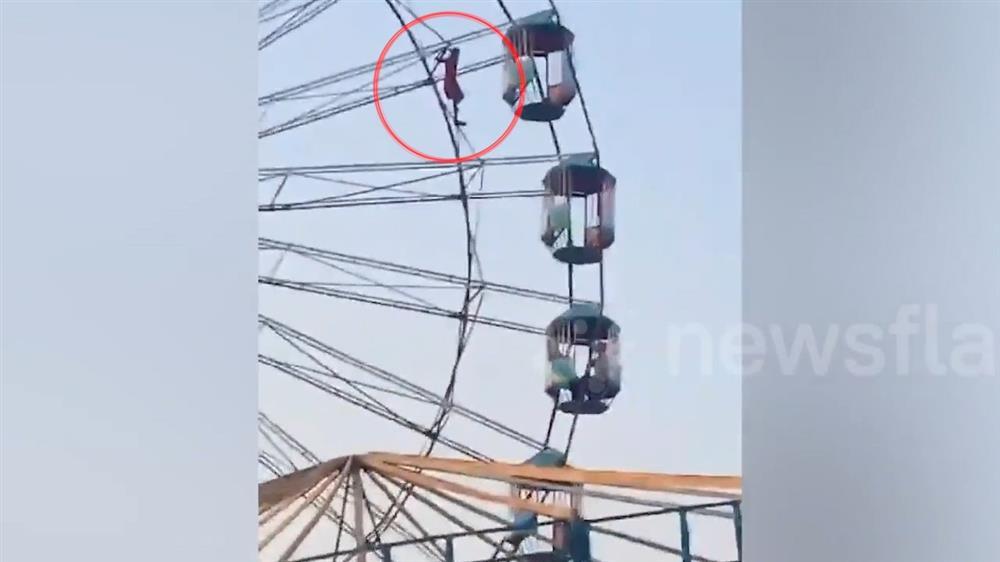 Hành khách nhí văng khỏi cabin, lơ lửng trên vòng quay cao 18m-1