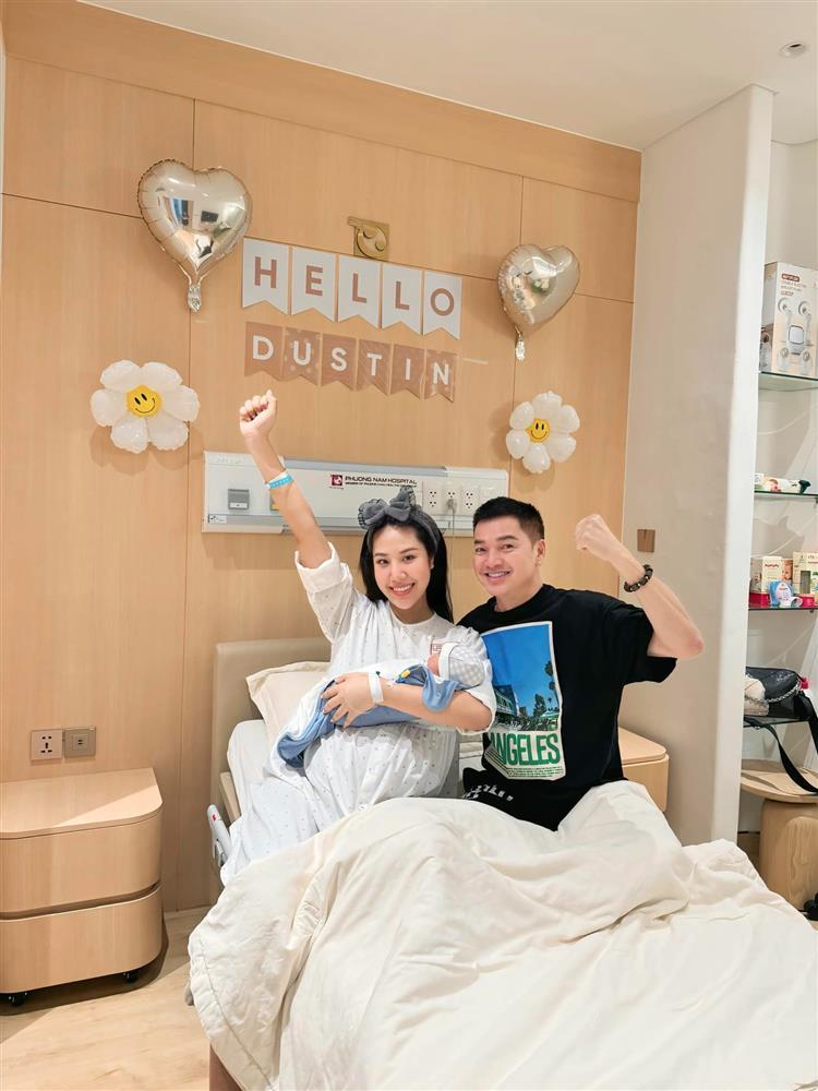 Quang Minh làm cha ở tuổi 65: Cuồng con trai, chia sẻ điều này khi bạn gái kém 37 tuổi sinh quý tử-1