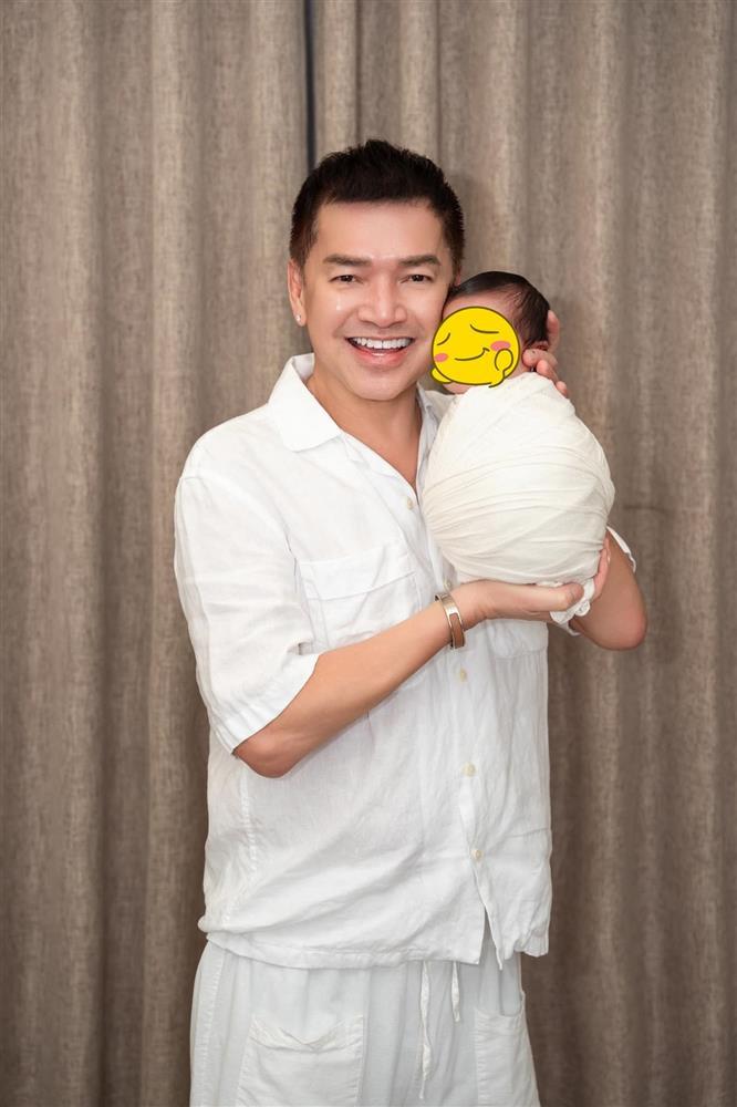 Quang Minh làm cha ở tuổi 65: Cuồng con trai, chia sẻ điều này khi bạn gái kém 37 tuổi sinh quý tử-3