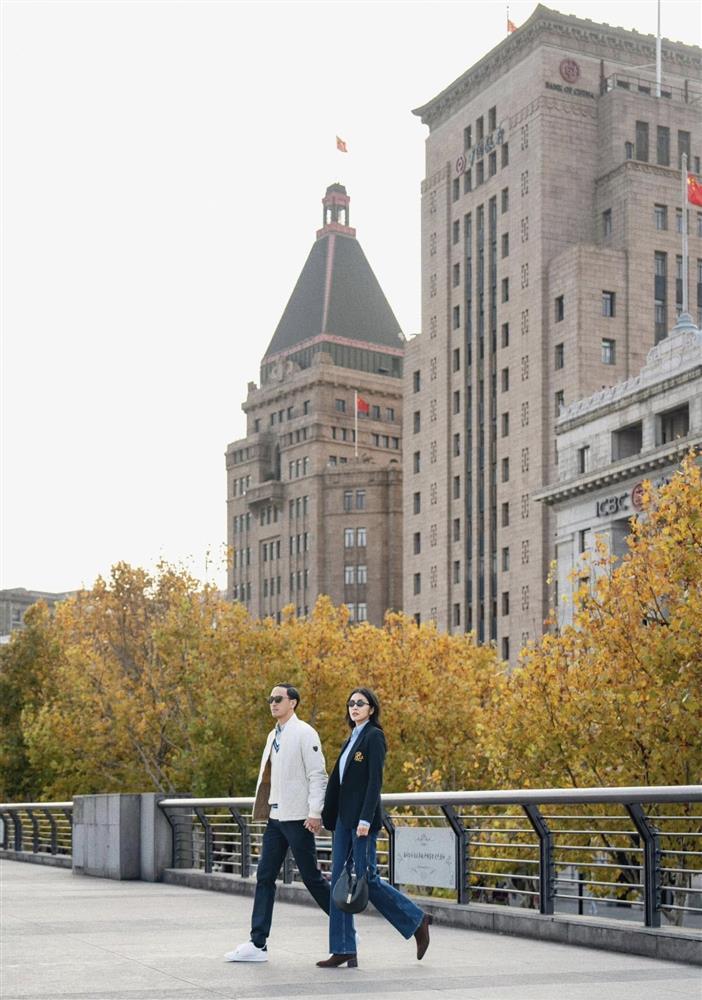 Trốn con đi công tác nước ngoài, vợ chồng Tăng Thanh Hà tình tứ nắm tay nhau như ngôn tình-2