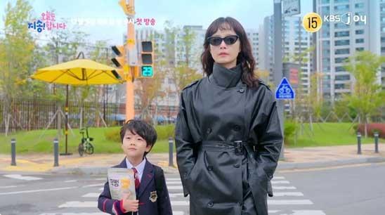 Phim mới chiếu đã bị chê lỗi thời như 10 năm trước, nữ chính già đi chục tuổi vì kiểu tóc thảm họa-2