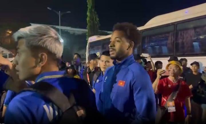 Nguyễn Xuân Son ngơ ngác vì sự cố sau trận Việt Nam vs Lào-1