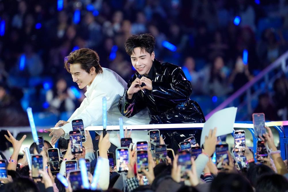 Bức ảnh ở sân Mỹ Đình khiến Trấn Thành chết lặng-2