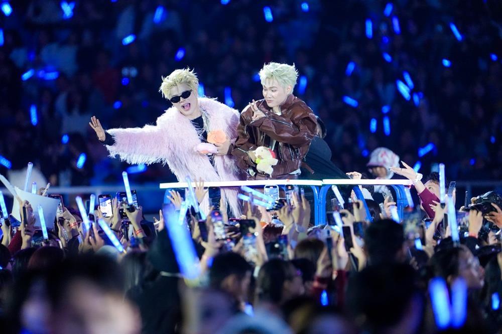 Bức ảnh ở sân Mỹ Đình khiến Trấn Thành chết lặng-3