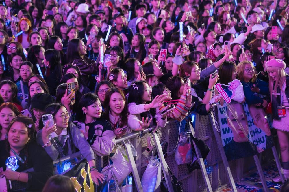 Bức ảnh ở sân Mỹ Đình khiến Trấn Thành chết lặng-7