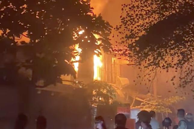 Lửa bao trùm tiệm spa, cháy lan sang nhà dân ở TPHCM-1