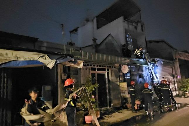 Lửa bao trùm tiệm spa, cháy lan sang nhà dân ở TPHCM-2