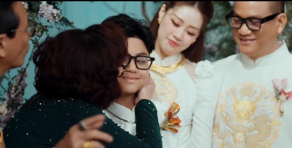 Hoa hậu Khánh Vân thân thiết, khoác vai và ôm con trai riêng của chồng-2