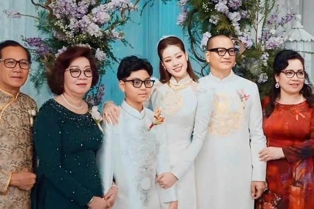 5 chiếc váy cưới đặc biệt của hoa hậu Khánh Vân và chồng hơn 17 tuổi-4