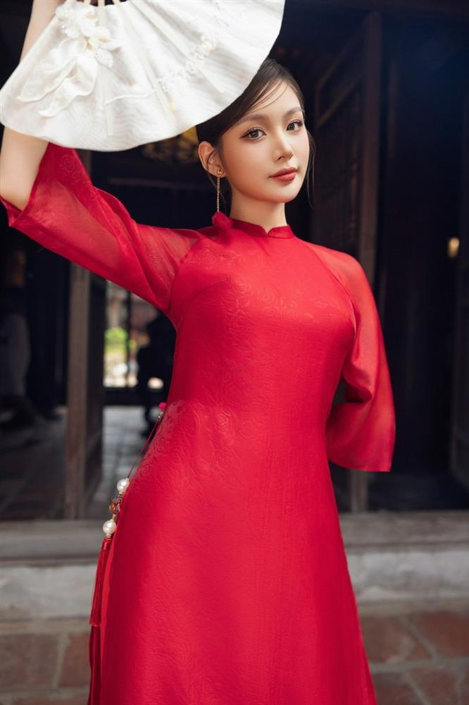 4 mẫu áo dài trang nhã cho năm mới 2025-1