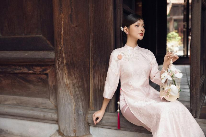 4 mẫu áo dài trang nhã cho năm mới 2025-3