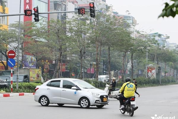 Cảnh nhan nhản người đi xe máy vượt đèn đỏ, gây rối loạn ngã tư ở Hà Nội-1