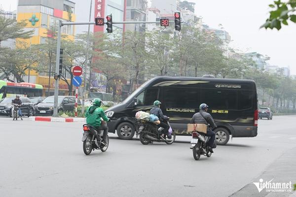 Cảnh nhan nhản người đi xe máy vượt đèn đỏ, gây rối loạn ngã tư ở Hà Nội-3