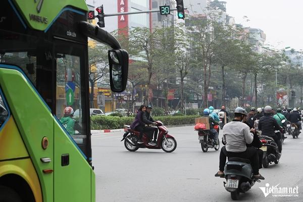 Cảnh nhan nhản người đi xe máy vượt đèn đỏ, gây rối loạn ngã tư ở Hà Nội-4