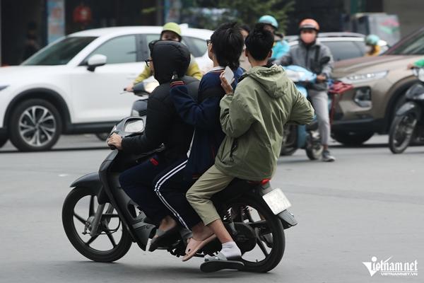 Cảnh nhan nhản người đi xe máy vượt đèn đỏ, gây rối loạn ngã tư ở Hà Nội-5