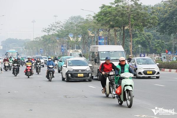 Cảnh nhan nhản người đi xe máy vượt đèn đỏ, gây rối loạn ngã tư ở Hà Nội-6