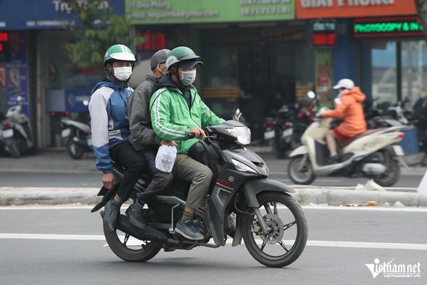 Cảnh nhan nhản người đi xe máy vượt đèn đỏ, gây rối loạn ngã tư ở Hà Nội-7