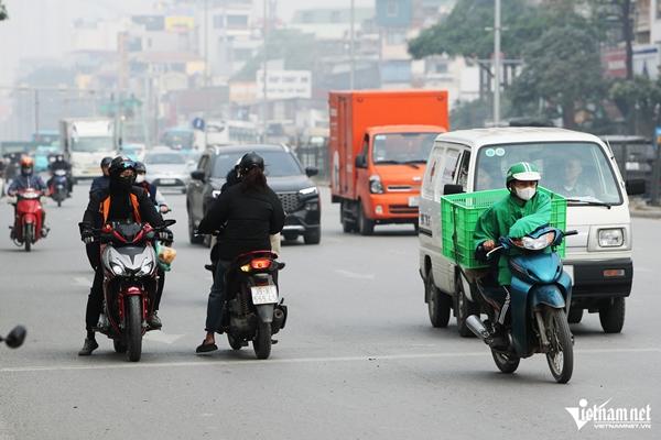 Cảnh nhan nhản người đi xe máy vượt đèn đỏ, gây rối loạn ngã tư ở Hà Nội-10