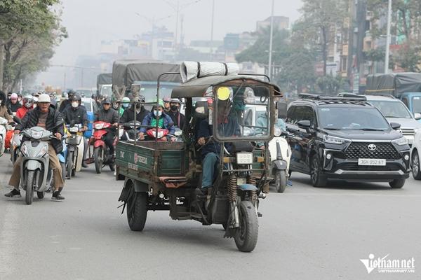 Cảnh nhan nhản người đi xe máy vượt đèn đỏ, gây rối loạn ngã tư ở Hà Nội-11