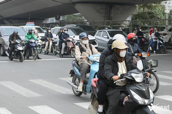 Cảnh nhan nhản người đi xe máy vượt đèn đỏ, gây rối loạn ngã tư ở Hà Nội-8