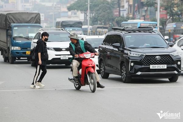 Cảnh nhan nhản người đi xe máy vượt đèn đỏ, gây rối loạn ngã tư ở Hà Nội-9